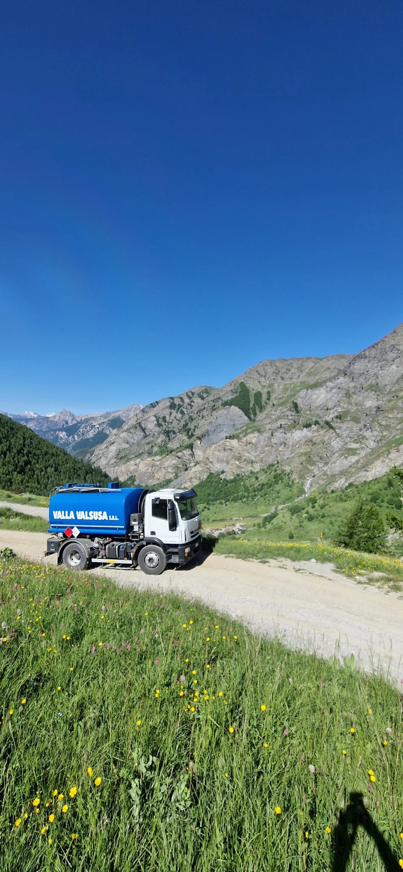 Autocisterna Valla Valsusa su una strada di montagna