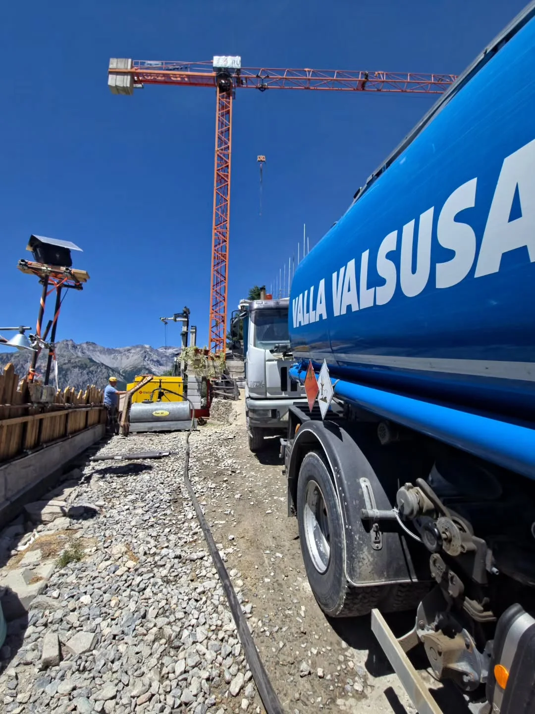 Autocisterna Valla Valsusa in un cantiere