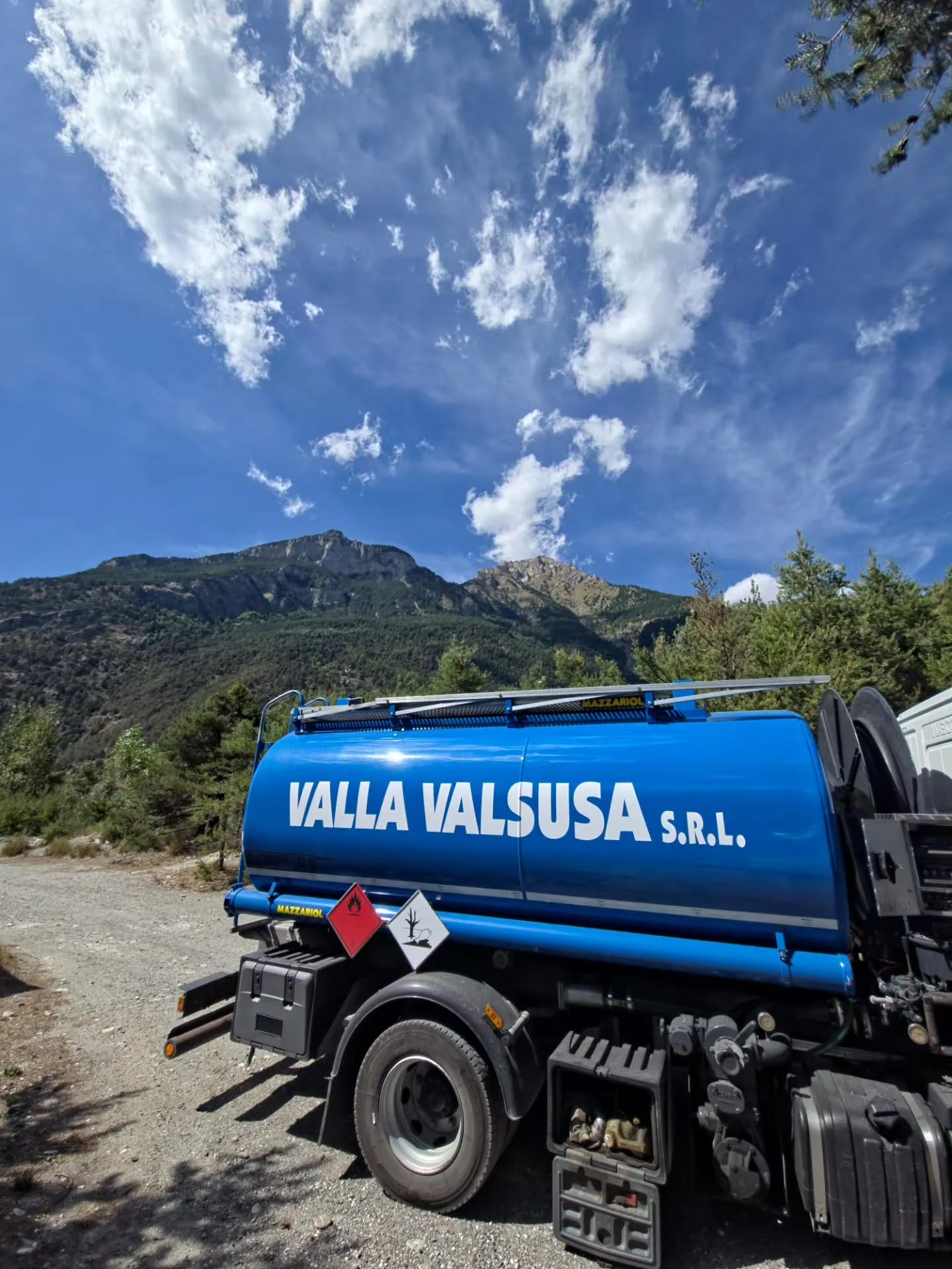 Autocisterna Valla Valsusa davanti alle montagne